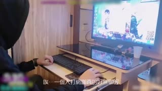 网咖打游戏叫陪玩趁机干她