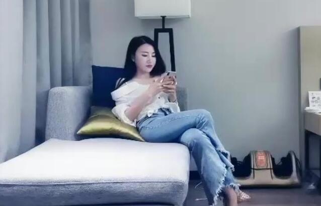 全国探花牛仔裤高跟鞋妹子性感黑丝舔逼骑乘后入猛操呻吟娇喘大声非常诱人