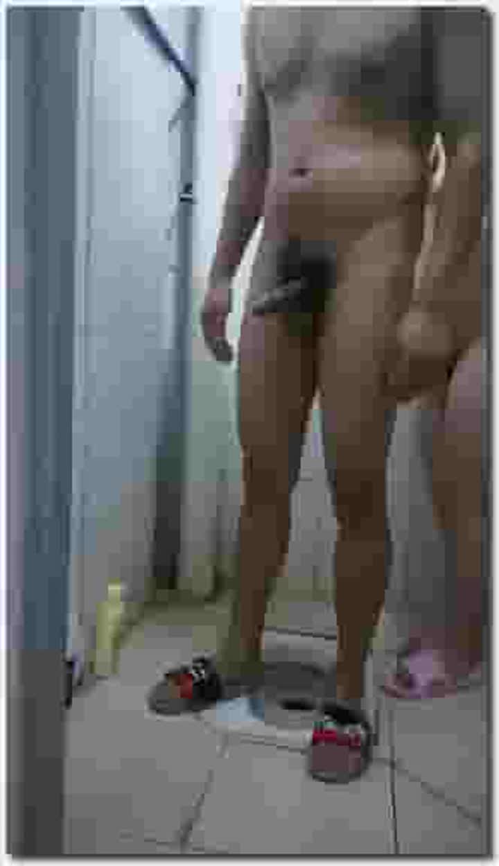 骚逼少妇偷情饥渴小伙，洗着澡就按捺不住了，口交大鸡巴舔逼直接在浴室开车，玩到床上爆草抽插给狼友看特写