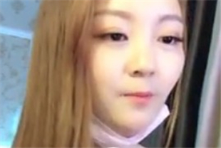 颜值不错身材丰满木耳粉嫩美女主播收费直播大秀搓揉白圆大奶自慰插穴