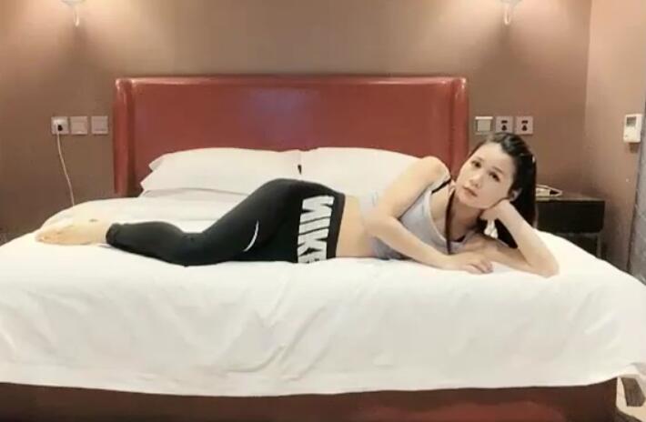 紧身裤苗条妹子酒店啪啪高难度站立69花式口交多种姿势换着操