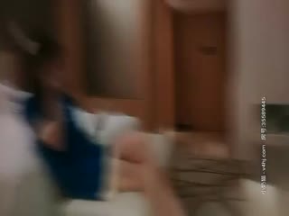 这腿能玩一年极品颜值气质美女，超短裙大白腿，扣穴埋头舔逼