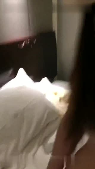 漂亮巨乳学妹主动说不想自己回家睡，学长们只好挺起腰赶好好抚慰她！