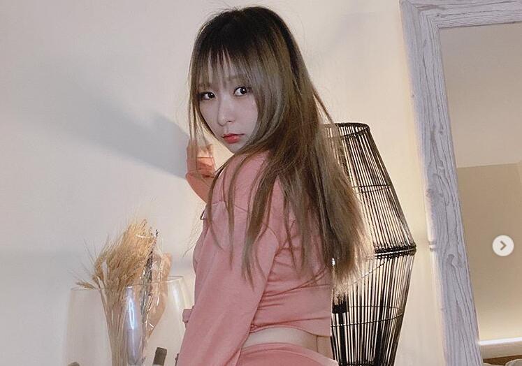 大屌男友一心二用一边打游戏一边操b高颜值极品微胖女友上来自己动最后直接颜射简直太爽了