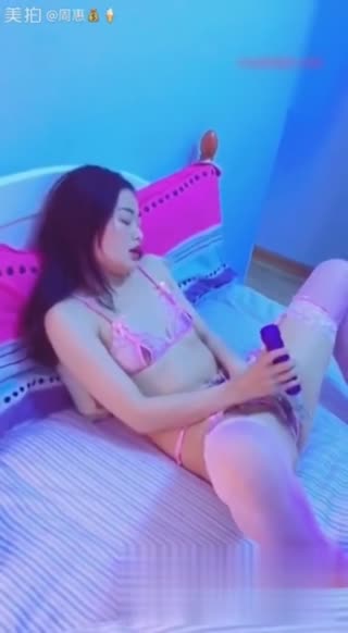 漂亮姐姐光自慰还不满足 跑到表弟房间拉下裤子硬要吃 好大