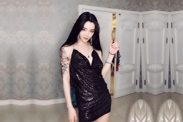 小米约甜美花臂纹身小姐姐肉感身材脱下小背心张开双腿揉穴摩擦可惜还没操就掉了