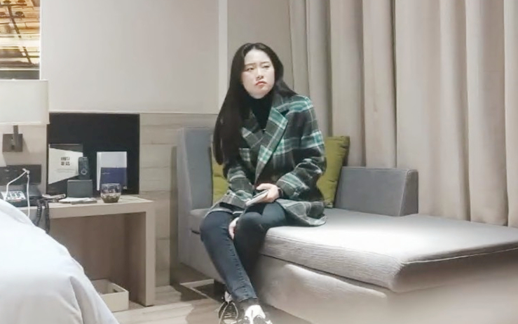 看着文静收完钱立马变骚