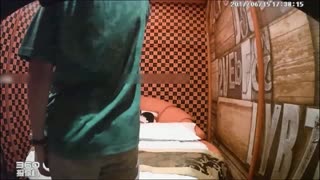 主题酒店偷拍-逼毛旺盛的长发美女不到3个小时就被情人操了2次,男的真会玩,鸡巴要多长才能干到她!