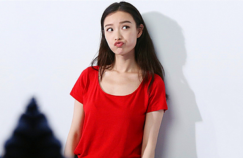 美女发起小脾气不让干男友掰开大腿强上