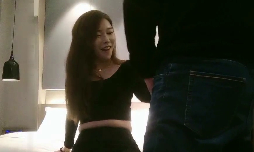 妖艳性感的高颜值大美女和客人玩表哥干表妹的乱伦游戏美女骚话连篇听得男的越操越猛干完后美女还检查套子破没破