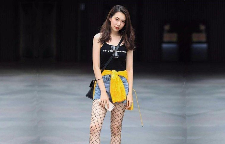 大神爆操三人行蜜臀网袜骚货想插的冲动3P小美女