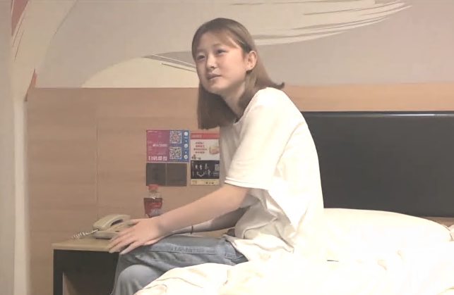 光头大叔约战小萝莉清纯校园风苗条美乳鲍鱼看得一清二楚