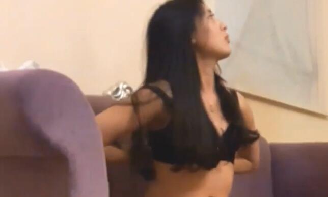 电视台美女果然人如其名 苏苏让你芒酥酥~\