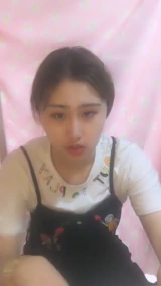 -guochan-出脸可爱大学生主播在寝室开直播乳房饱满挺又大BB用手刺激几下就出水有撸点