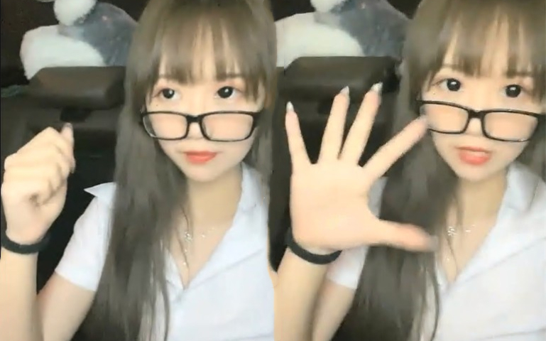 深夜外出眼镜娘大马路上玩游戏