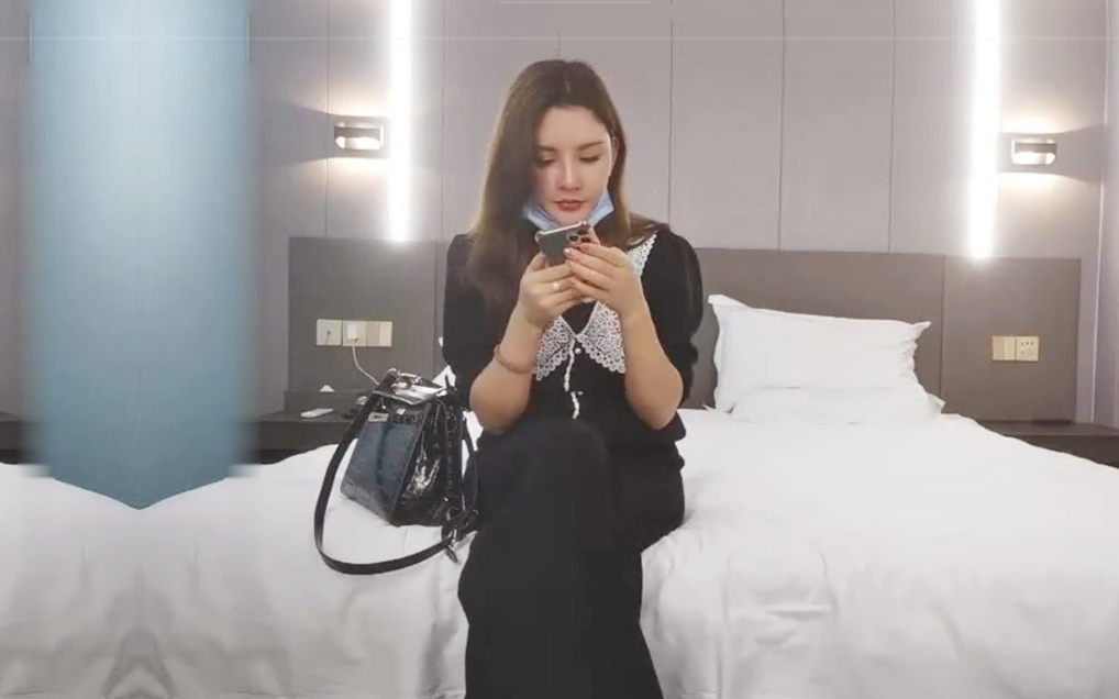 性感黑衣大长腿妹子啪啪乳推舔背骑坐自己动后入抽插猛操