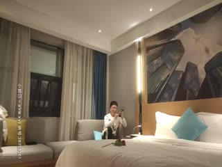 《强少爷探花》新人老哥和黑衣刺青少妇啪啪，直接抬起脚后入抽插～