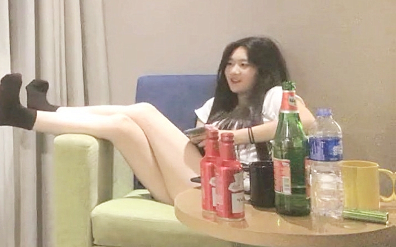 甜美短裙小姐姐玩玩游戏喝酒脱下内衣揉奶猛操