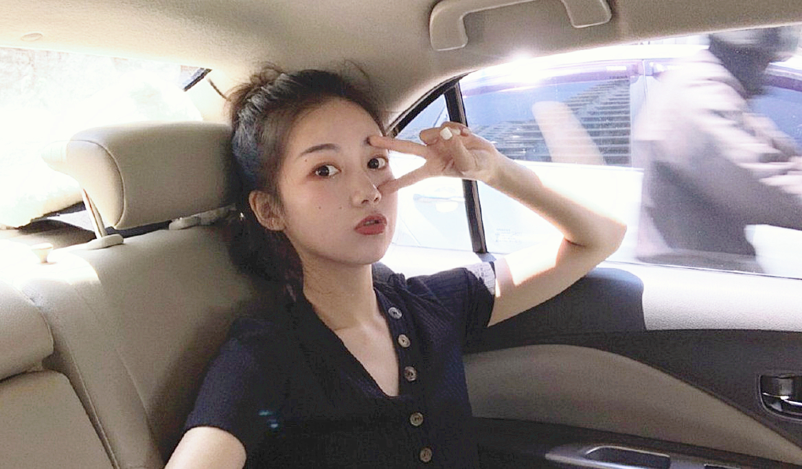 约个在校小姐姐玩车震把她凹陷的乳头吸出来舔弄骚穴无套后入抽插浪荡呻吟射她小嘴里刺激