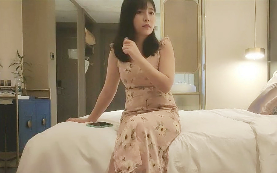 花裙文静小姐姐跪地深喉骑上来整根插入蠕动抬腿抽插后入猛操