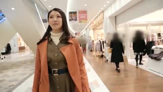 橫濱出生成長國立大學畢業大小姐「優等生」假面也畢業、AV出道。 彩乃蘭 VAR-001