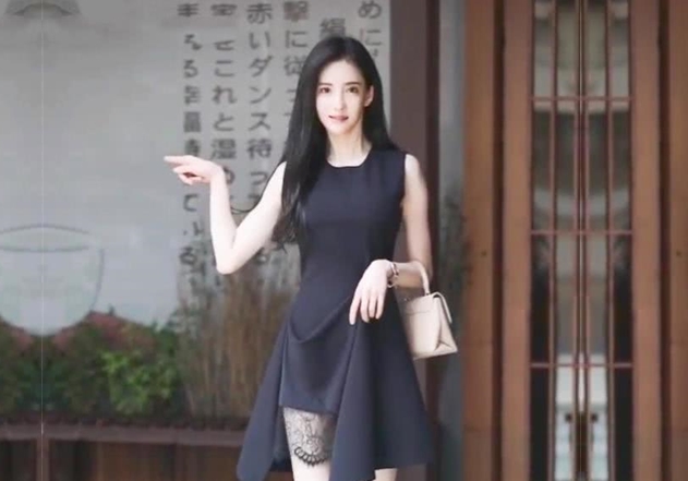 花裤衩胖哥约外围小姐姐衣服扒光沙发上吸奶揉穴转战到穿上抽插猛操操不出来跪着口交撸射