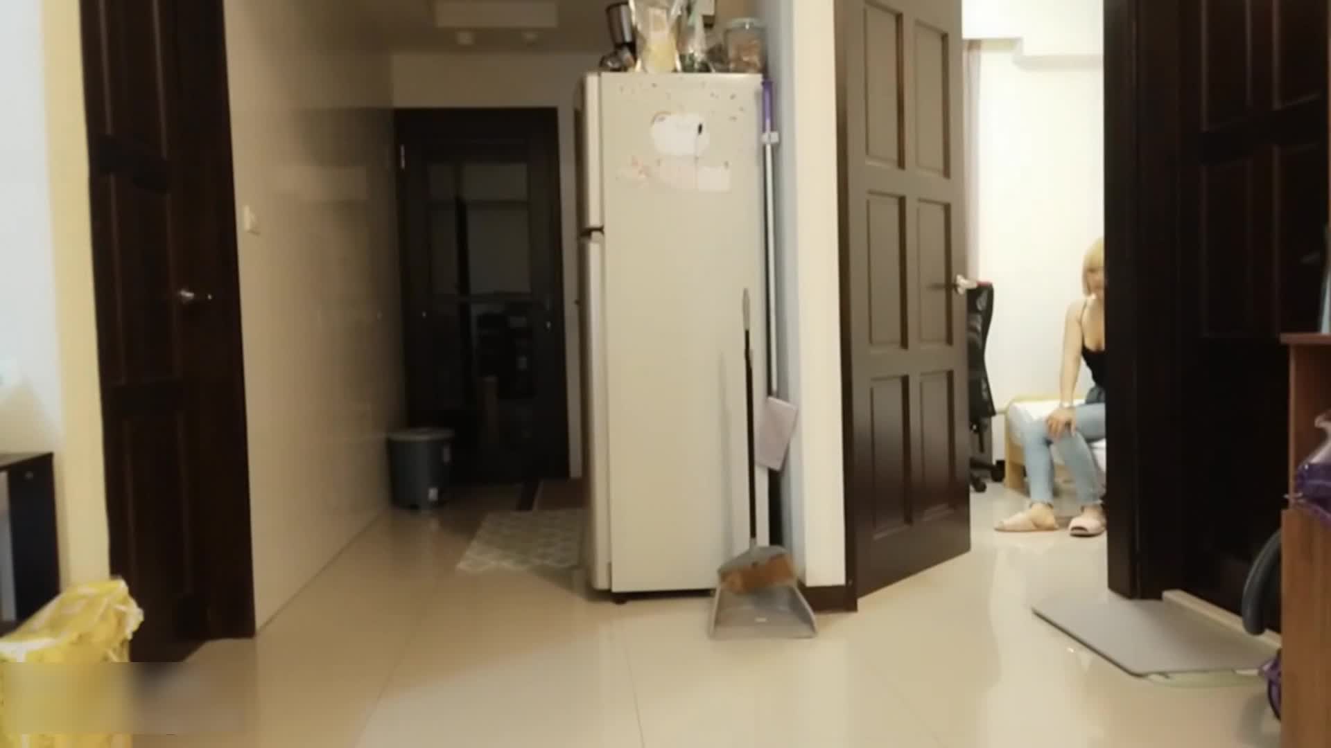 最新很火的SWAG剧情系列金色短发骚妻趁老公今晚加班和刚到家的邻