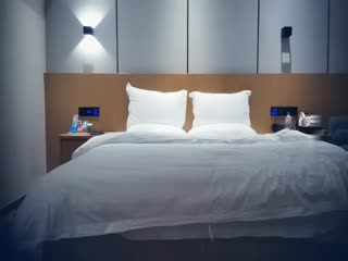 白衣丰满妹子，骑身上调情摸奶床上舔弄大力猛操