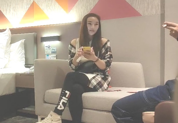 红牛干到底深夜极品身材外围女腰细大屁股跪地口交吊带睡衣自摸给我看扶着美臀后入撞击