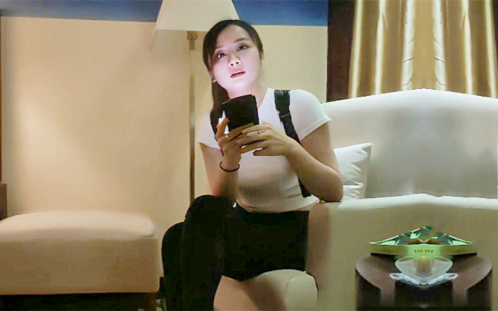 前脚刚走另一个已到楼下肤白貌美饱满胸部