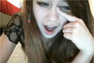 当着男友的面自慰给网友看