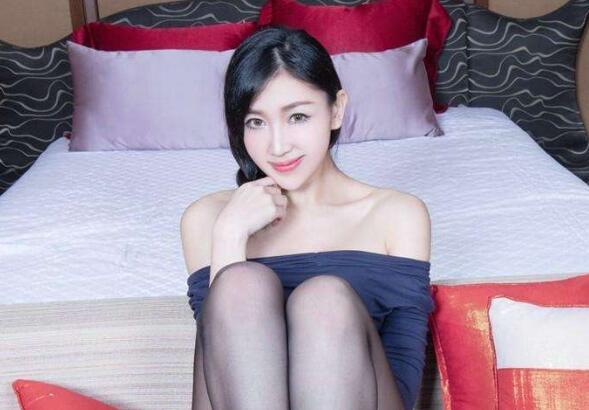 有錢人組織的瘋狂刺激換妻遊戲COS新娘子婚紗裝一嘴吃4屌輪番啪啪淫叫聲刺激場面壯觀國語對白