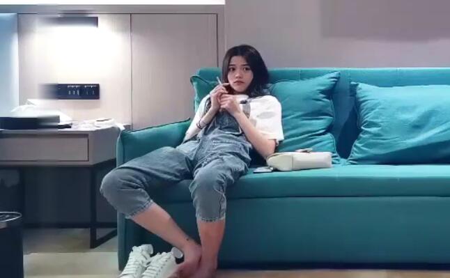 9总全国探花牛仔背带裤长相甜美萌妹沙发脱衣调情再到床上玩苗条身材舔弄扛退猛操