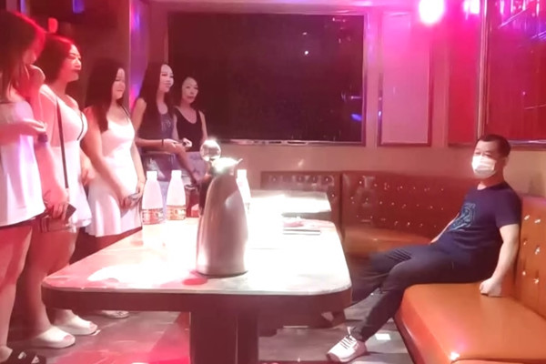 全网商K独家选妃一排美女175cm高挑妹子灯红酒绿下裸体相见交合