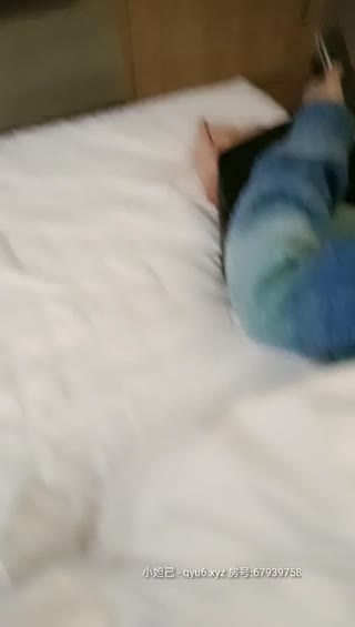 三线嫩模04-22和闺蜜一起勾引送货员