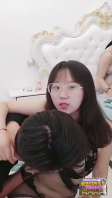 单马尾和双马尾一次满足，找来表妹的闺蜜一起献出湿漉漉的鲍鱼!