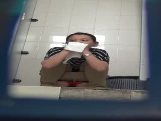 [国产偷拍]商场厕拍 妹子的镜头感很好