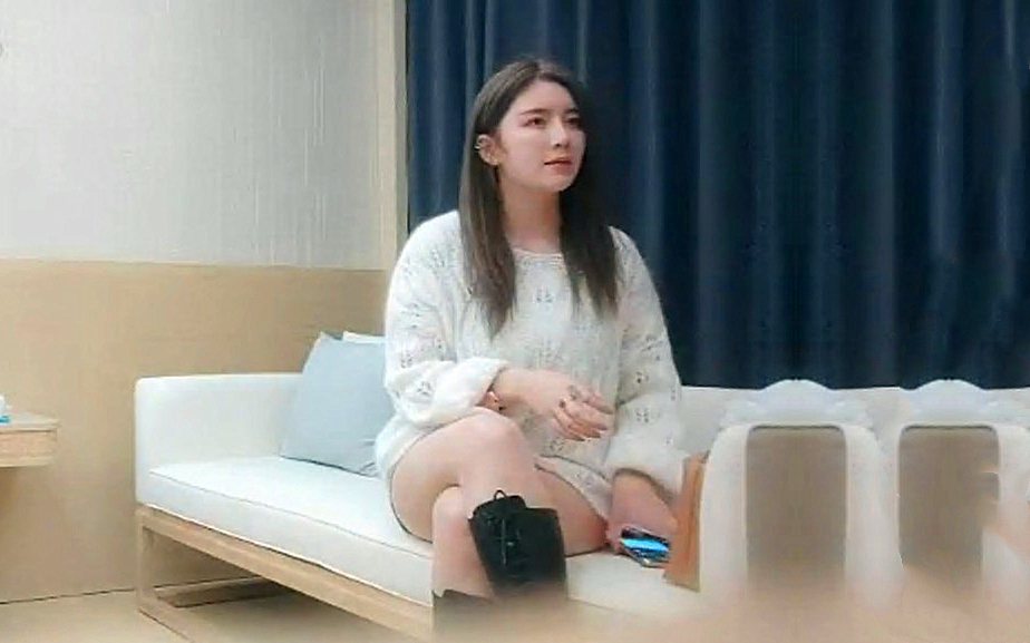 红色奶头肉感外围美女