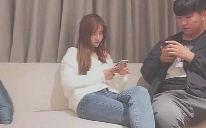 邻家妹妹类型笑起来挺甜美