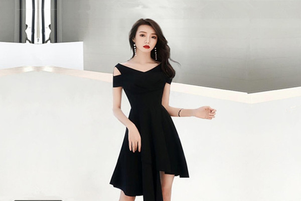 昨天刚认识的良家少妇今天拿下酒店开房逼太紧干完套子都掉在里面超级骚精彩