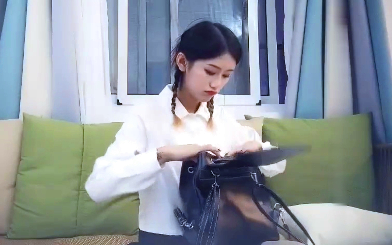 制服甜美妹子一副高冷的模样小哥叼着一朵花调戏她总是不配合小哥总是玩手机服务太差小哥按耐不住吵起来了