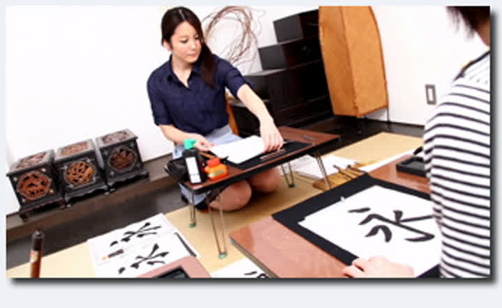 女同性恋夫妇打破了床