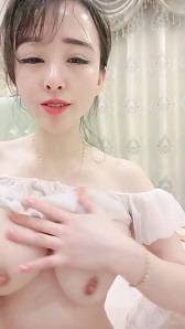 性感白皙皮肤美少妇 卧室中自慰超嫩粉穴 淫水很多大香蕉自慰