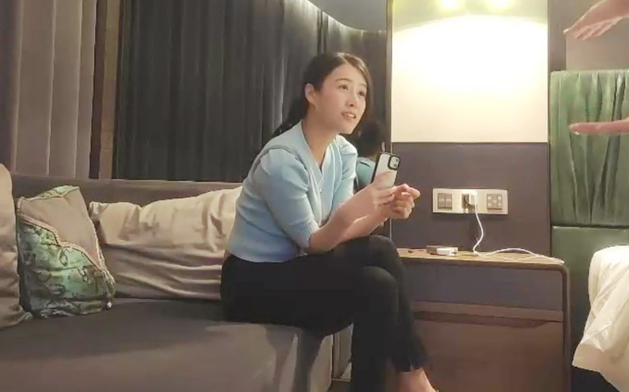 蓝衣长相甜美妹子啪啪性感长腿掰穴近距离拍摄