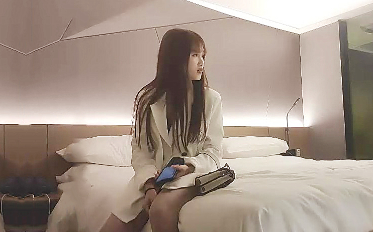 白色外套花臂妹子舔弄上位骑坐猛操