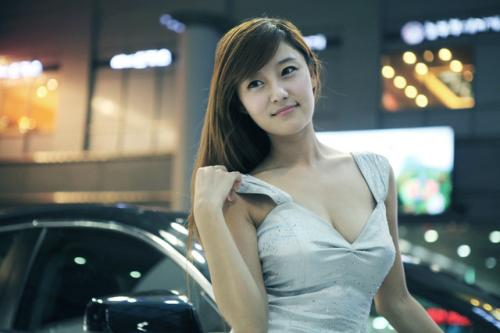 女技师直播给客人推油按摩给客人打飞机不给摸下面强行搂抱很是诱惑喜欢不要错过