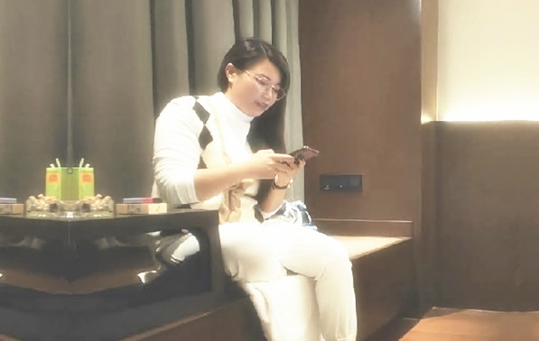 中国人不骗中国人知性美人妻屁股大得很精神小伙寻觅确实的母爱调笑舌吻啪啪共享鱼水之欢精彩