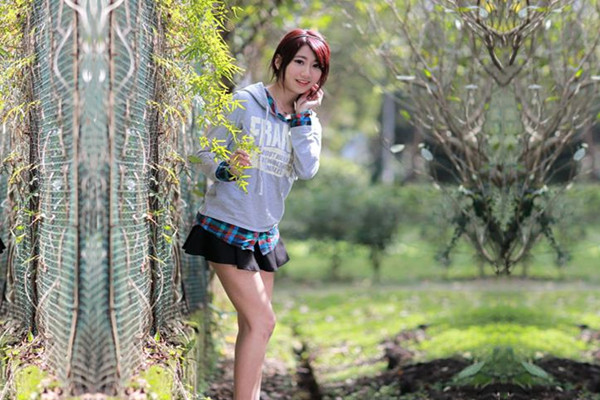 周末去足疗洗浴会所找了个巨乳女技师按摩给他免费提供性服务