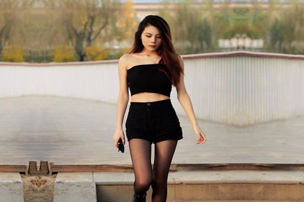 酒店约炮刚出来做的大二女生还有点害羞小粉B太嫩连干两炮