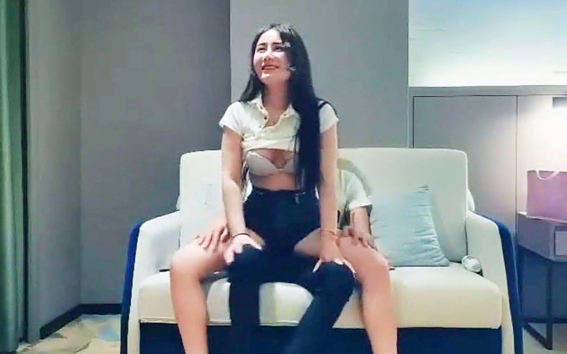 齐逼短裤大白腿谈好服务开操空姐情趣制服